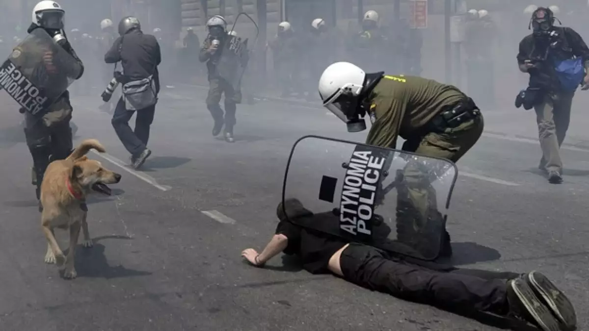 un policia detiene a un manifestante griego