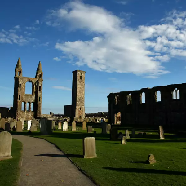 Construida en el año 1144, hoy quedan algunas ruinas de este impactante lugar donde se mezclan restos de la catedral, el cementerio, un memorial de guerra y la torre de St. Rules. En el museo se pu...