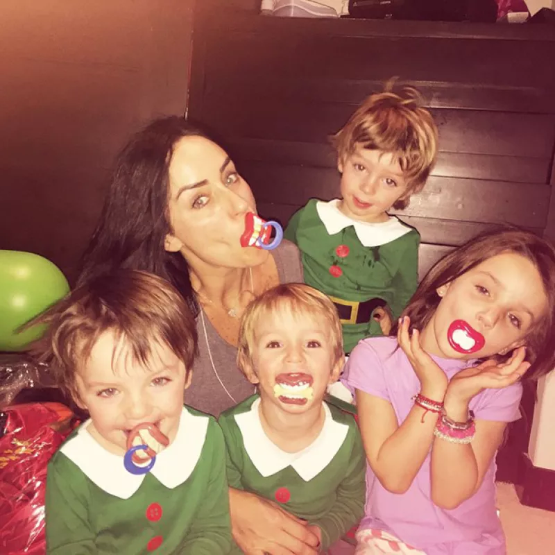 La conductora compartió una imagen de la divertida forma de empezar el día acompañada de sus hijos Inés, Bruno, Diego y Javier.