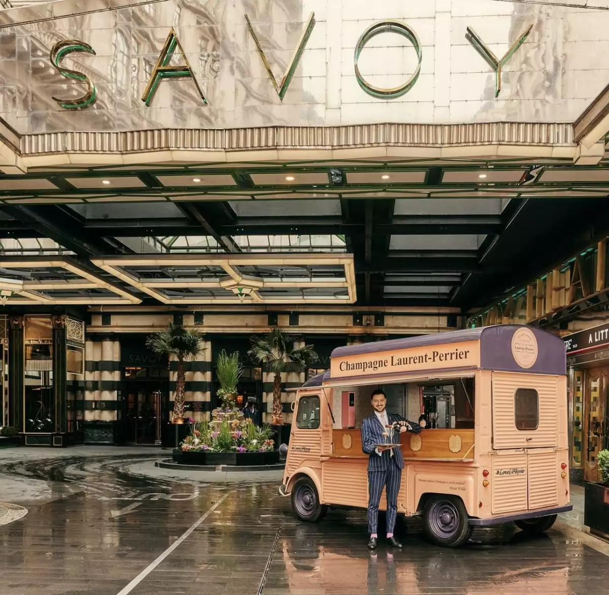 entrada del hotel savoy
