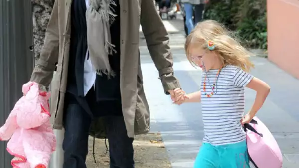 Violet Affleck asiste muy alegre a la escuela de la mano de su madre, la actriz Jennifer Garner.