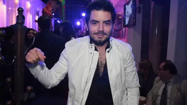 El hijo de Eugenio Derbez aclaró que no está peleado con su papá y que se ven poco debido a que los dos tienen agendas apretadas. Destacó que no le importa el acoso de la prensa