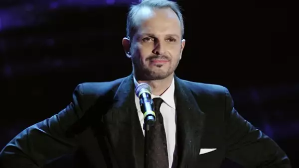 Un periodista se bajó los pantalones frente al cantante español para llamar su atención mientras éste presentaba su disco Cardio; el español se molestó tanto que lo llamó `cerdo´.