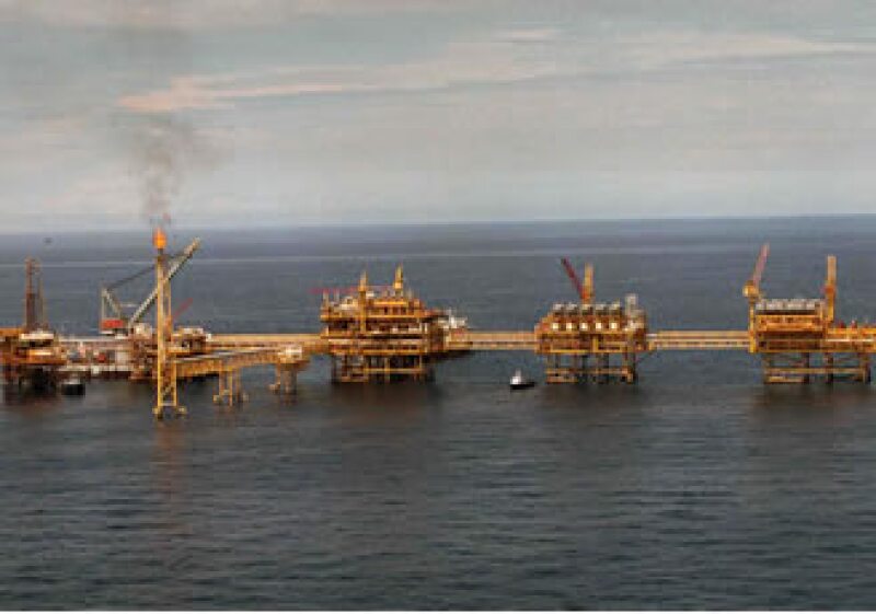 Algunos expertos opinan que la construcción de una nueva refinería de Pemex será poco rentable. (Foto: AP)