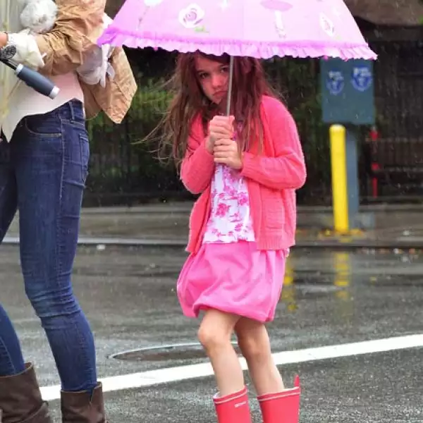 Suri llevó en plena época de lluvia un paraguas de Kidorable, una falda de Crewcut y su cardigan de Marni.