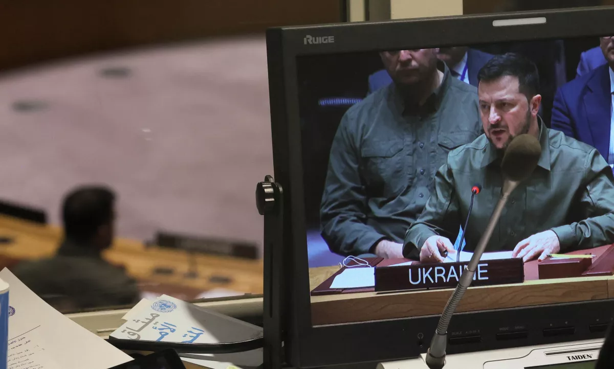 El presidente de Ucrania, Volodymyr Zelenskiy, es visto en un monitor de vídeo en una cabina sobre el piso del Consejo de Seguridad de las Naciones Unidas mientras habla durante una reunión a nivel ministerial del Consejo de Seguridad sobre la crisis en Ucrania en la sede de las Naciones Unidas en Nueva York, el 20 de septiembre de 2023.