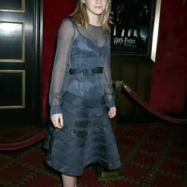 En Nueva York, se arregló un poco más con este vestido en color `midnight blue´ con mangas de seda, moño y holanes.