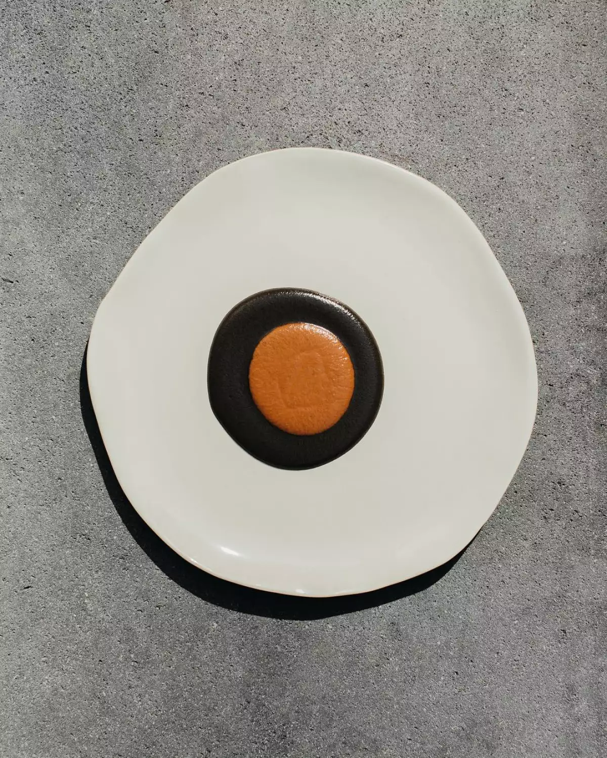Plato con el Mole madre servido en el restaurante Pujol