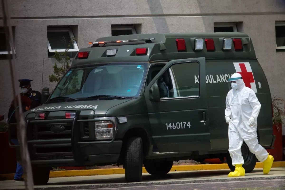 Un paramédico de una Ambulancia del Ejército camina en el Hospital General Tláhuac
