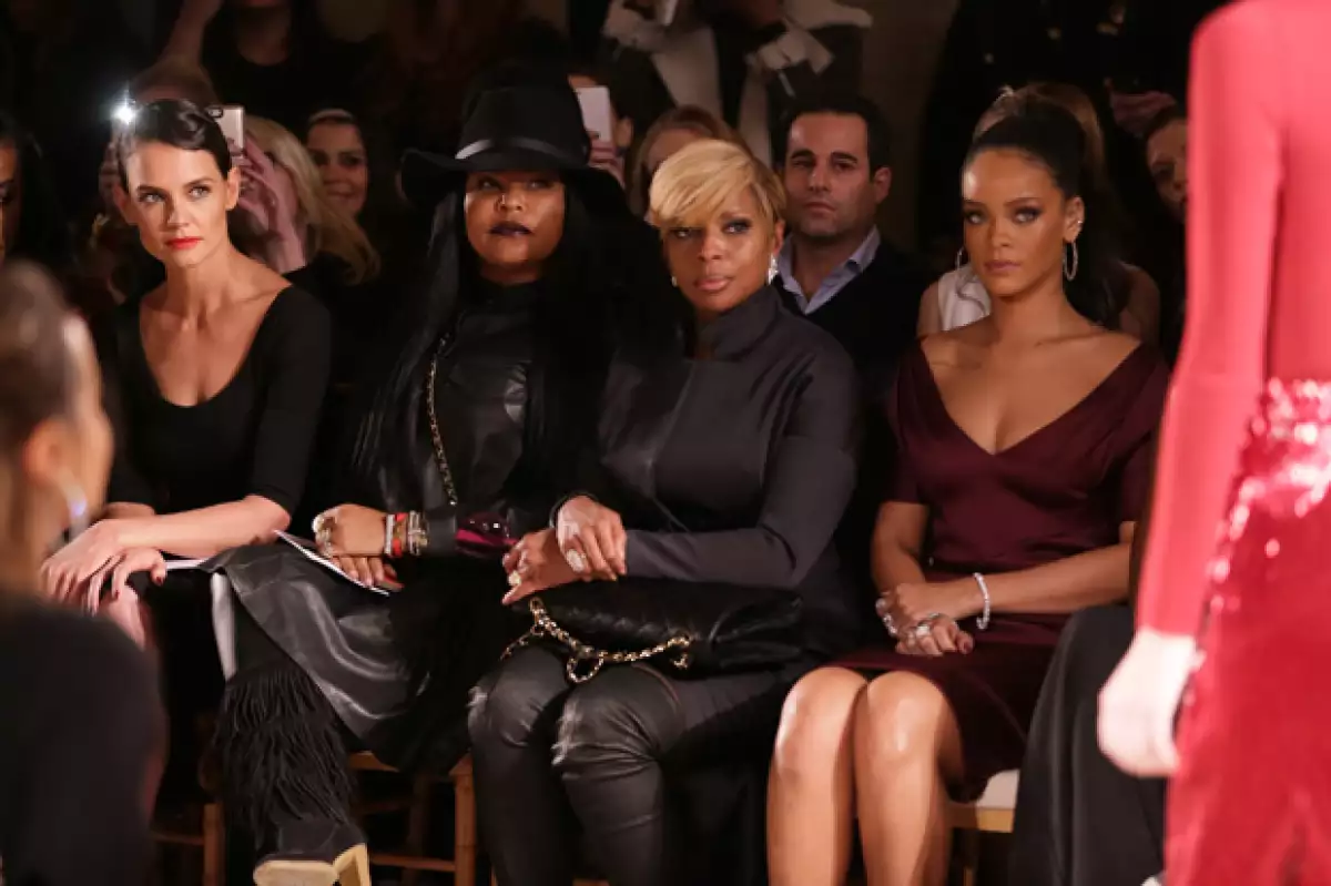 Katie compartió el front row de la pasarela con Rihanna quien también lució un atuendo del diseñador.