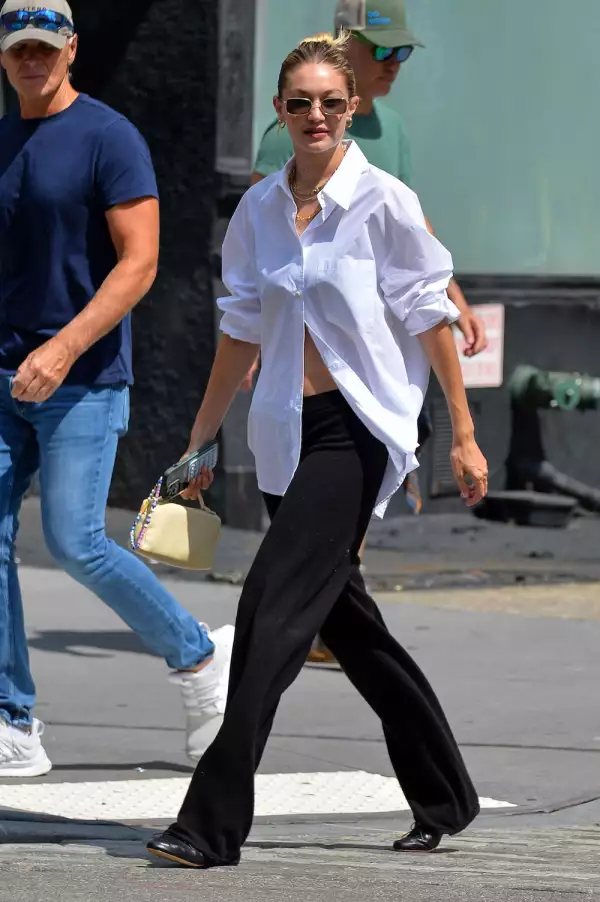 Gigi Hadid con camisa blanca en Nueva York.