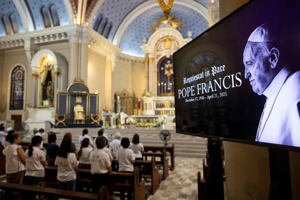Los filipinos asisten a la misa del Papa Francisco, horas después de que el Vaticano anunciara su muerte, en la Catedral de Cubao en la ciudad de Quezón, Filipinas, el 21 de abril de 2025. (Imagen principal del artículo 'Así reaccionaron los líderes del mundo ante la muerte del papa Francisco')