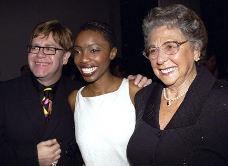 Elton John, Heather Headley y Sheila Farebrother, en el 2000, fue de las últimas presentaciones a la que acudieron juntos. En la presentación del musical Aida, de Disney.