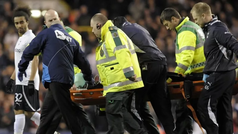 medicos sacan de la cancha a muamba