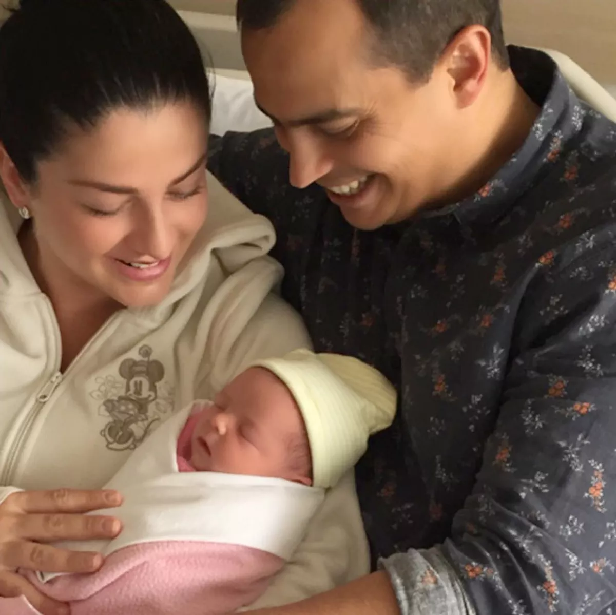 Con una tierna foto y un mensaje dedicado a su hija, la cantante de OV7 compartió su felicidad al lado de su esposo, Isaac de Hita.