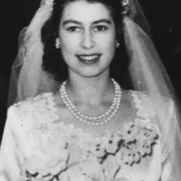 La Reina Isabel II el día de su boda con el Príncipe Felipe utilizó la misma tiara de diamantes que utilizó su madre y que había sido heredada de su abuela. Esta tiara fue hecha por E. Wolff & Co y Garrard en 1919 a petición de la reina María. La reina Isabel le prestó la tiara a su hija para su boda en 1947. Hoy en día, Isabel II es dueña de la tiara.