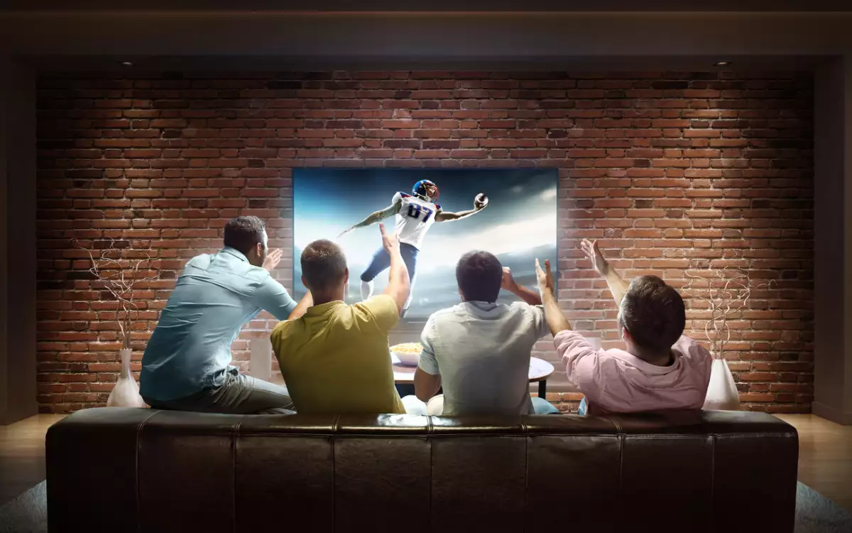 Star Plus precio en México (cuatro personas miran emocionados un programa de televisión)