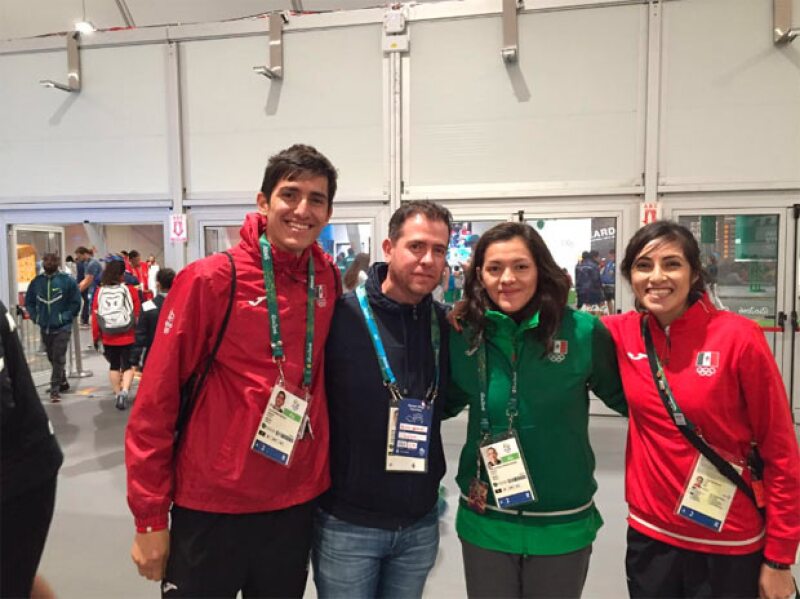 El director de la Conade con algunos deportistas de la delegación mexicana.