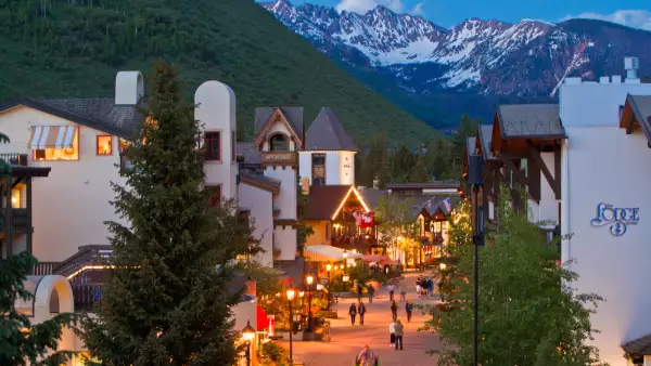 foto del pueblo de vail durante verano con las montañas con poca nieve