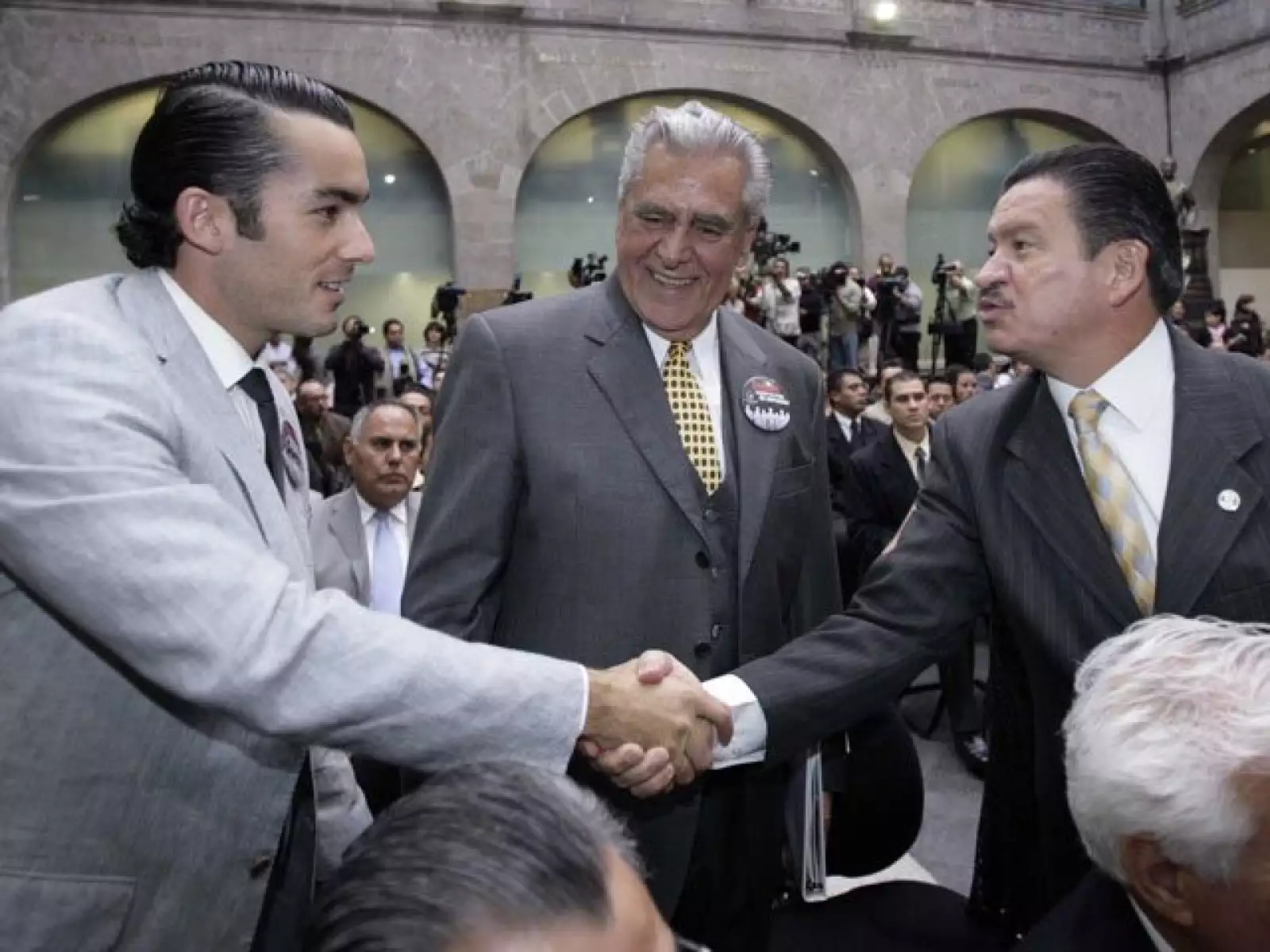 Aarón Díaz también saludó y estrechó la mano del senador perredista.