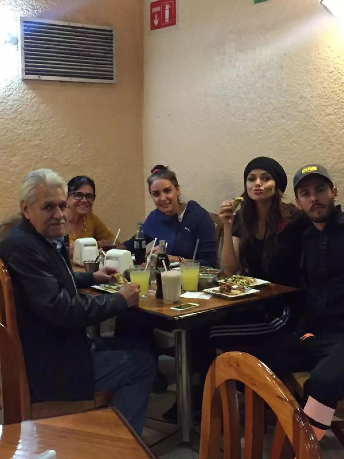 Cn la familia de él salieron a cenar a una taquería.