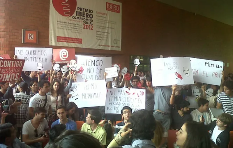El candidato del PRI a la presidencia de la República visitó la Universidad en donde varios estudiantes lo recibieron con carteles en su contra.