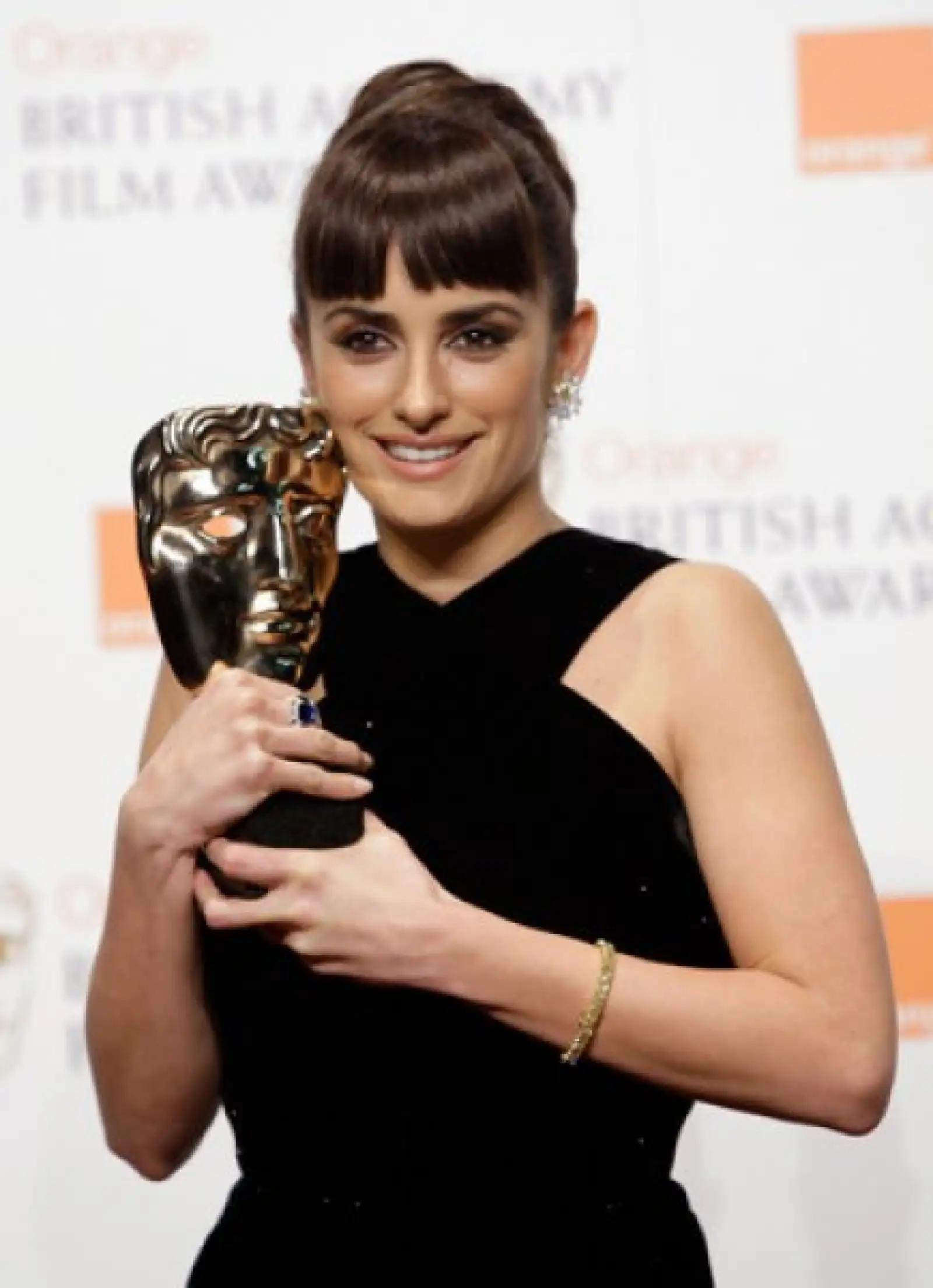 Penélope Cruz logró en Londres un nuevo reconocimiento por su interpretación en Vicky Cristina Barcelona tras llevarse el premio a la mejor actriz de reparto en los Premios Bafta.