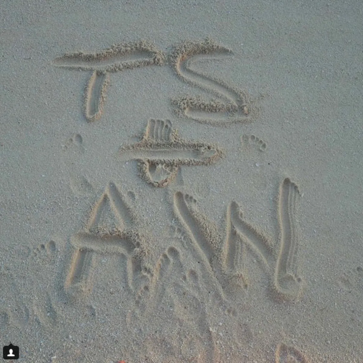 Taylor Swift y Adam Wiles, se lee en la arena.