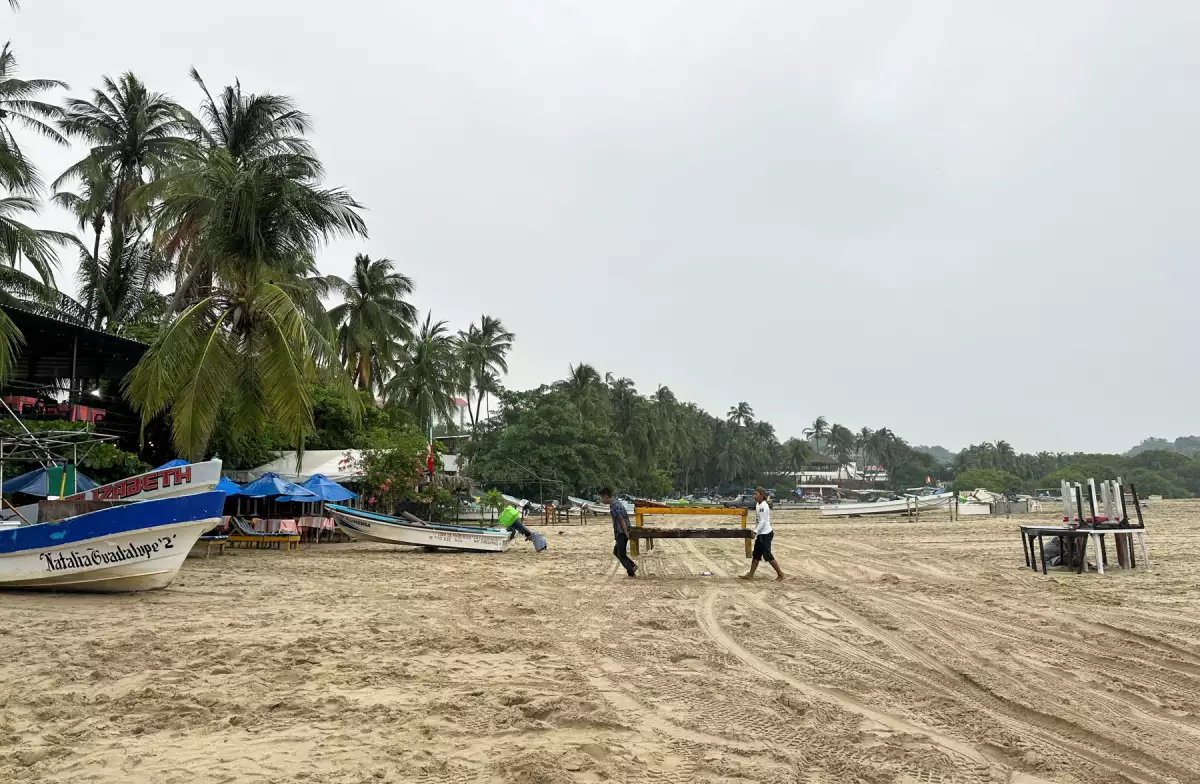 Preparations for Storm John, in Puerto Escondido
