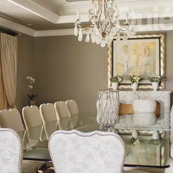 Al fondo se aprecia una pintura de la familia Peralta Jacobson