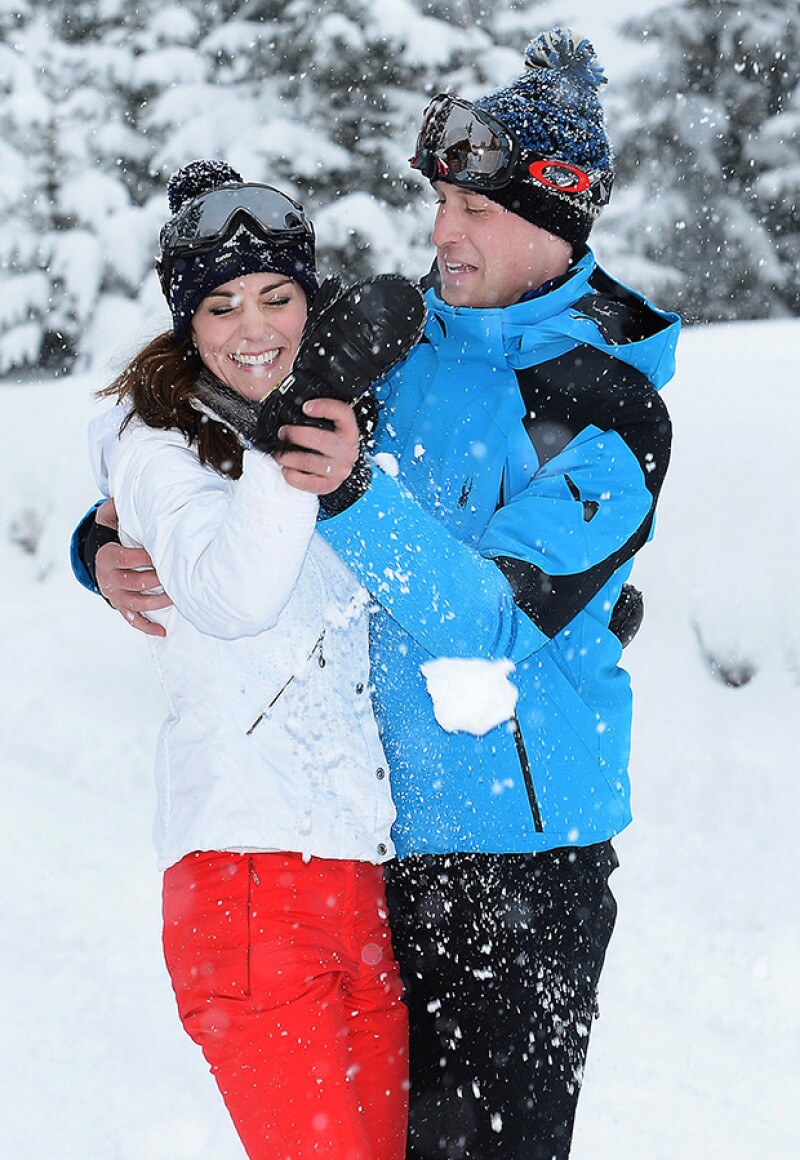 Kate y William dejaron en evidencia la gran química que hay entre ellos en una batalla de nieve.