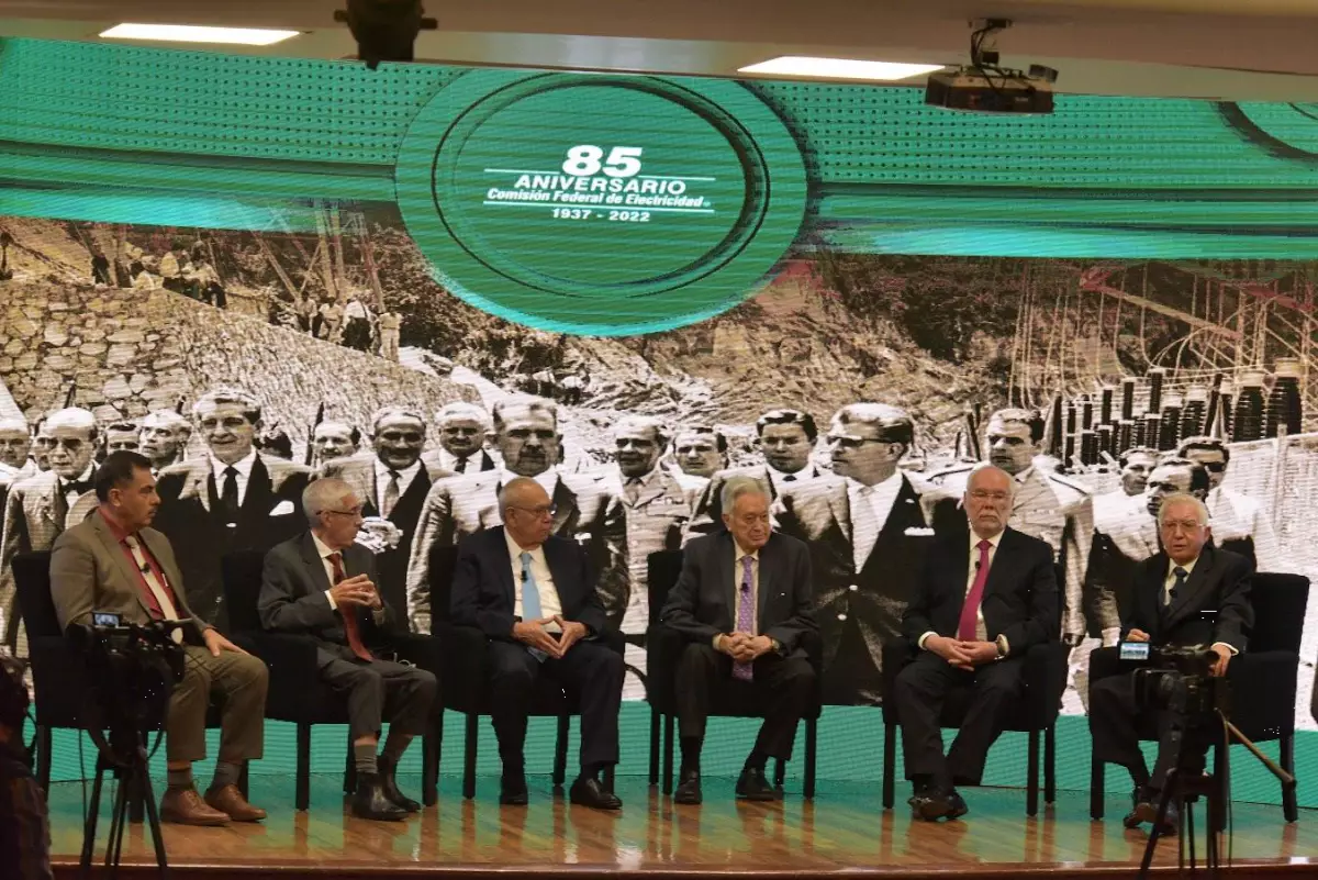 Funcionarios de CFE reunidos en el 85 aniversario de la CFE.