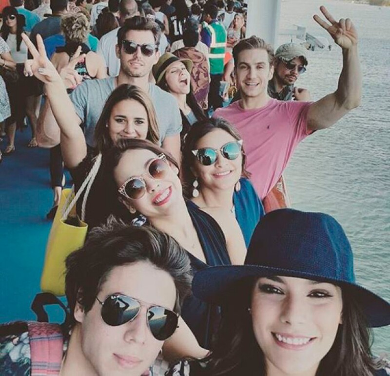 La guapa actriz está disfrutando de las Bahamas junto a un grupo de amigos.