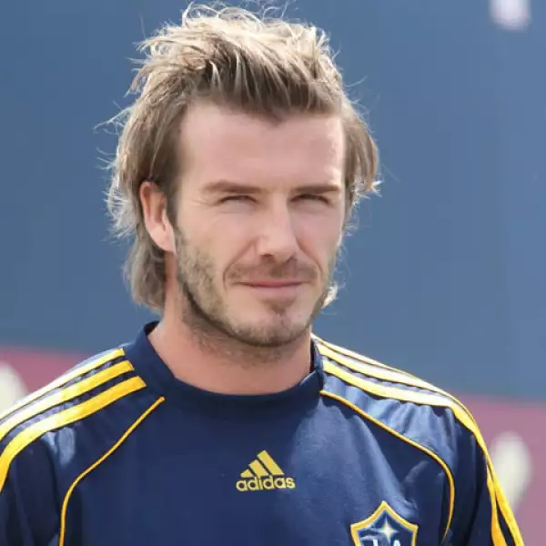 El sexy futbolista David Beckham es del 2 de mayo de 1975, al igual que Charlize y Drew, `conejo de madera.´