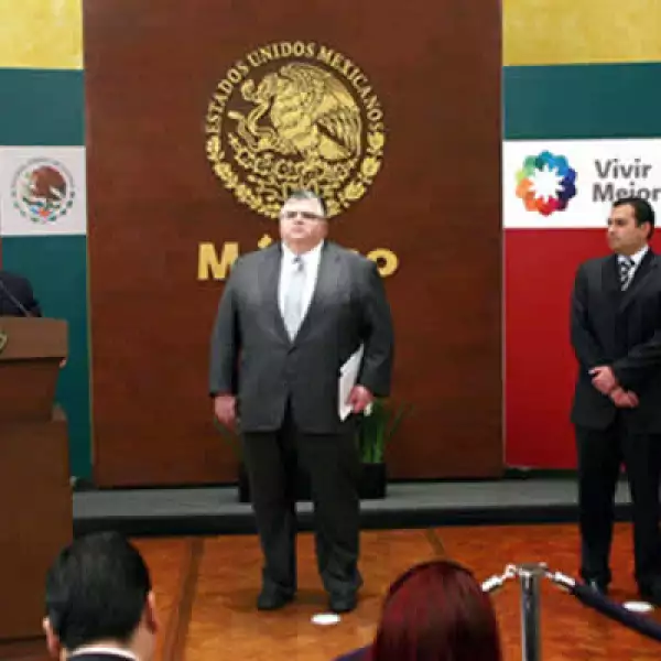 A reservas de la decisión del Congreso, Carstens quedará como Gobernador del BM, Ernesto Cordero titular de Sedesol irá a Hacienda y Heriberto Féliz Guerra, subSecretario de Economía quedará en el lugar de Cordero.