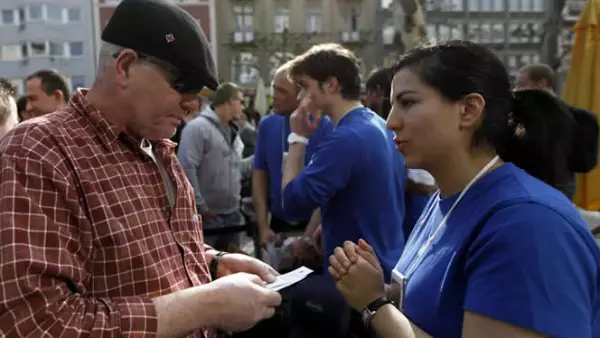 Un empleado de la tienda de Apple en Berlín explica a un posible cliente los planes y características del equipo.