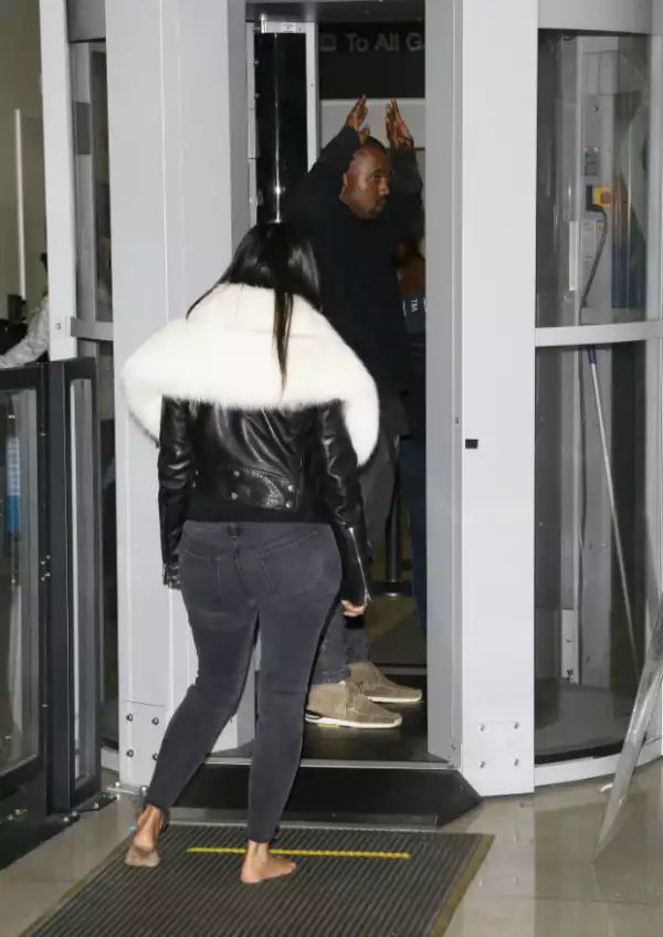 Kim y Kanye pasan por el filtro de seguridad en el LAX.