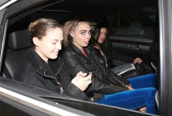 En el auto se encontraban la modelo Charlotte, Cara y Michele quienes se encargaron de hacer caras a los fotógrafos.
