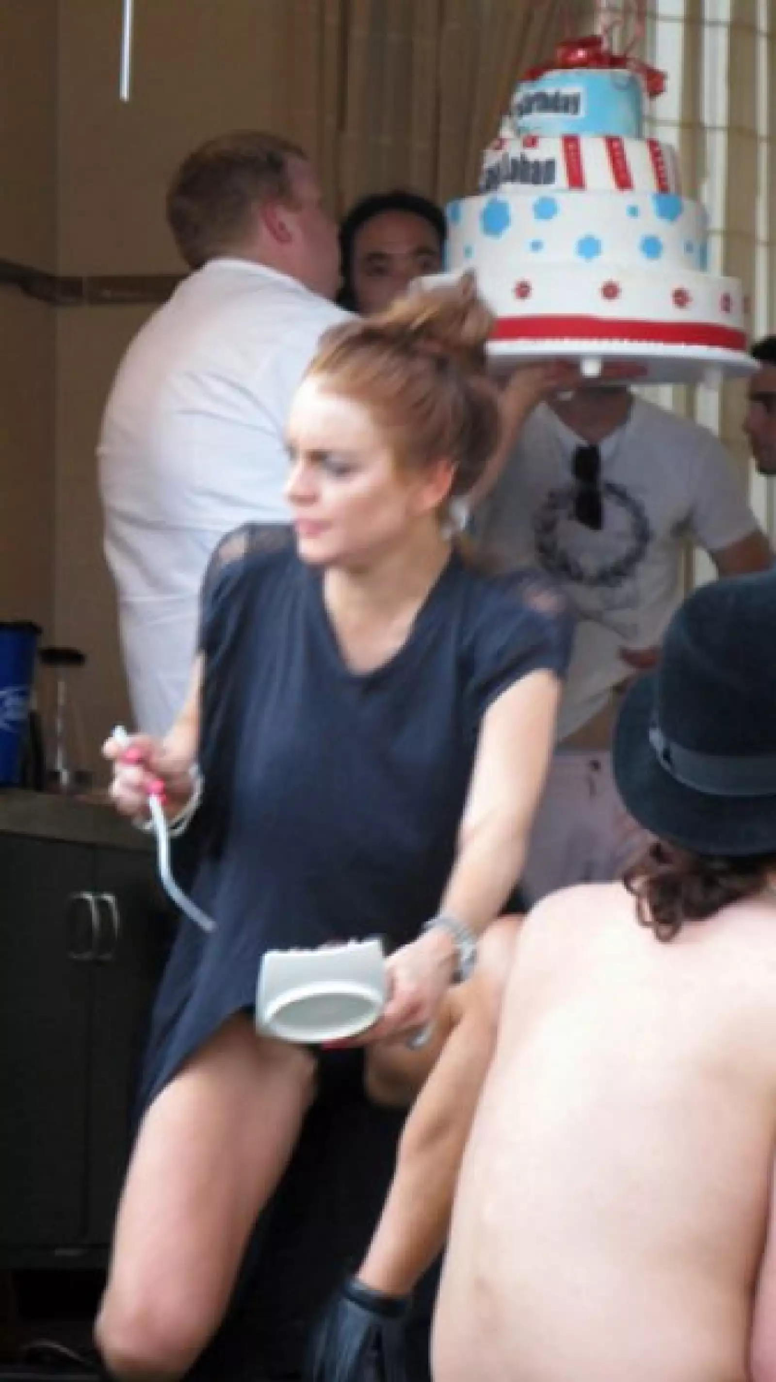 Para quienes dicen que padece de desórdenes alienticios, ese día no lo demostró, pues se vio muy a gusto comiendo de su pastel.