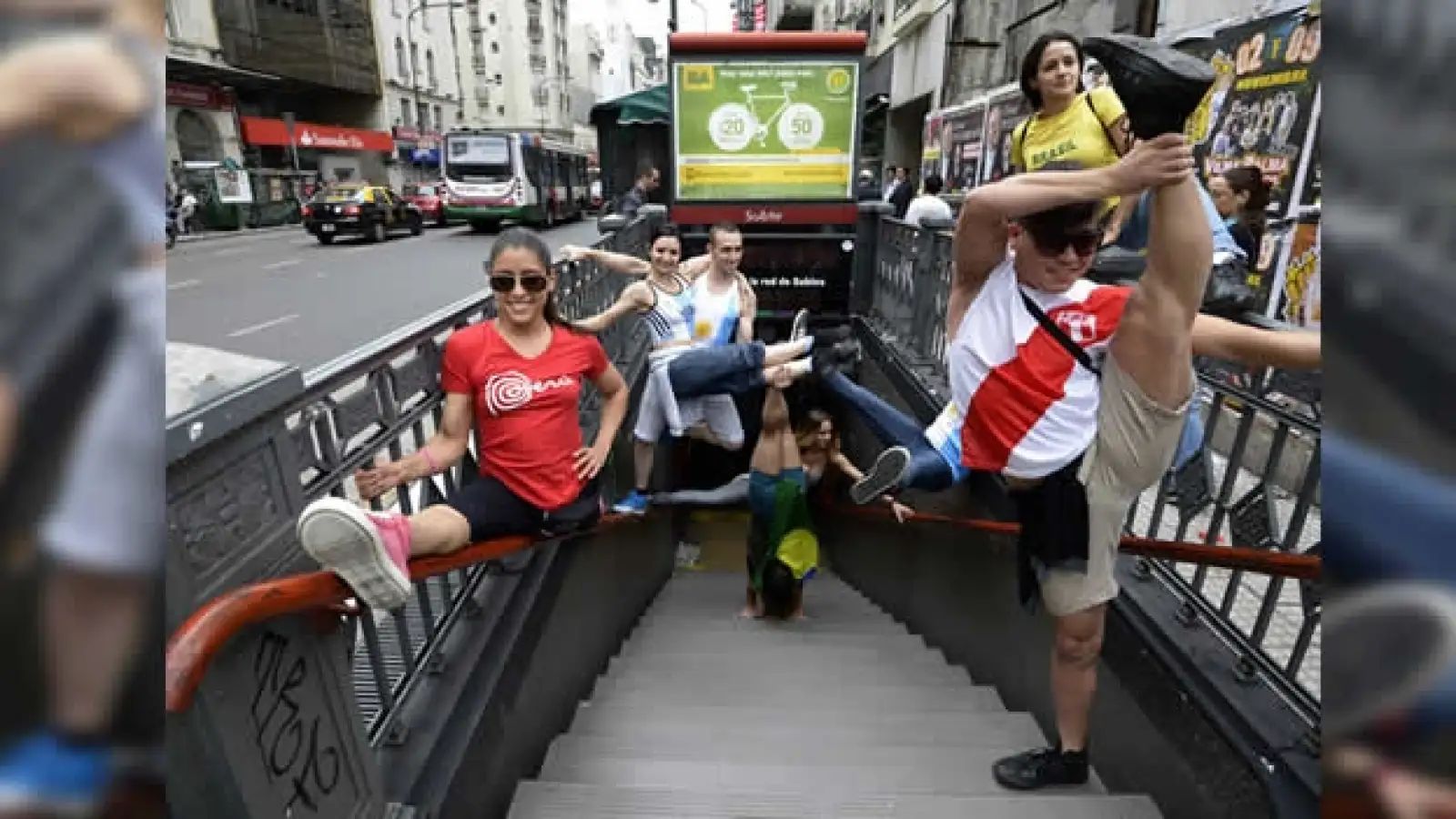 demostracion de pole dance en el metro