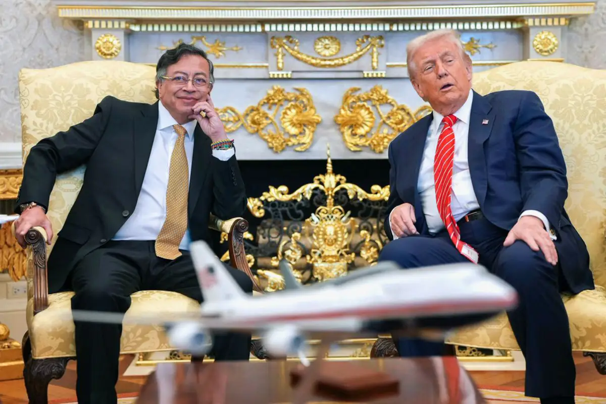 Fotografía difundida por la oficina de prensa de la Presidencia de Colombia que muestra al presidente colombiano Gustavo Petro (izq.) y su homólogo, el presidente estadounidense Donald Trump, reunidos en la Casa Blanca en Washington el 3 de febrero de 2026. 
