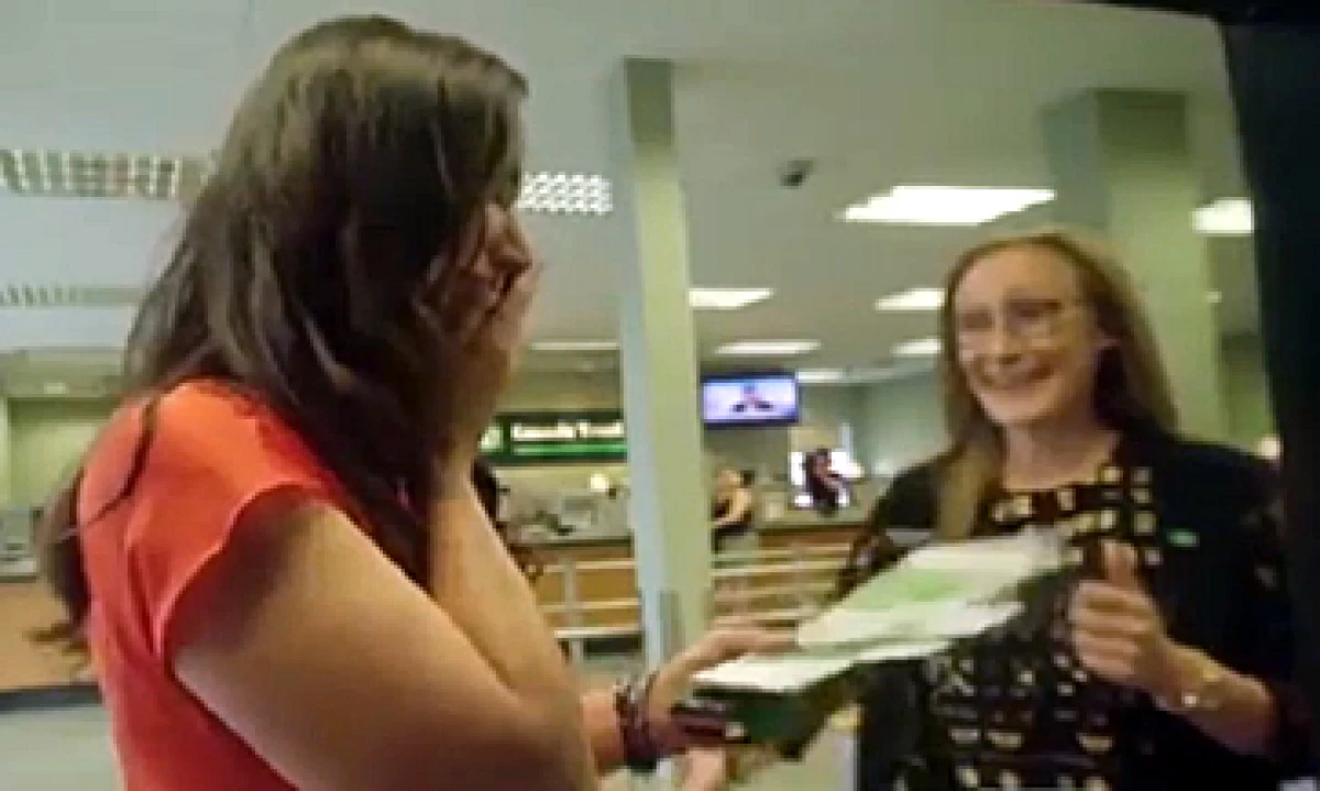 Una madre recibió boletos para llevar a sus hijos a Disneyland. (Foto: Tomada de YouTube)