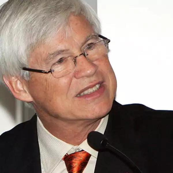 Robert Engle, premio Nobel de Economía 2003, criticó el martes 22 la creación de nuevos impuestos como medida de impulso económico en México. Sugirió flexibilizar y minimizar la reglamentación para la creación de pequeñas empresas.