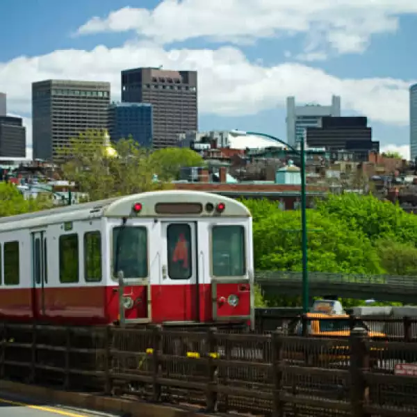 El primer Metro en Estados Unidos cuenta actualmente con cinco líneas; el boleto cuesta 2 dólares.