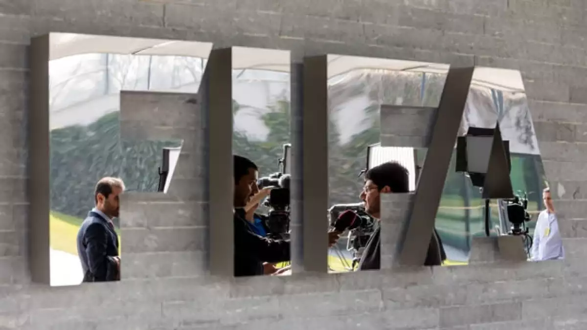 El órgano internacional del futbol mundial examinará el actuar de sus funcionarios por acusaciones de sobornos