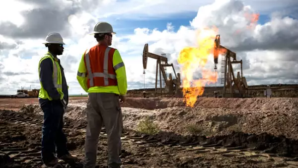 Las llamaradas se crean cuando el exceso de gases es liberado (Getty Images)
