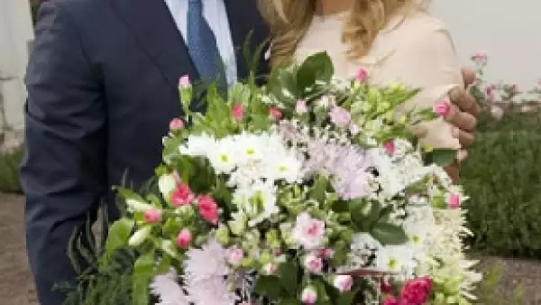 El enlace de la hija pequeña de los reyes Carlos Gustavo y Silvia  se aplazará hasta el 2011 pues la Casa Real se vio afectada por la crisis económica, otros dicen que es por una crisis de pareja.