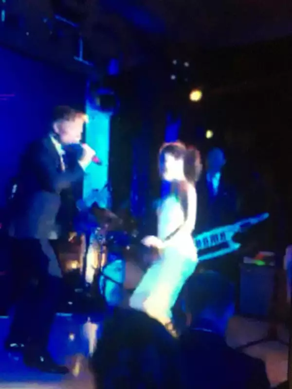 Ricky se subió al escenario para cantar La Vida Loca junto a Eva Longoria.