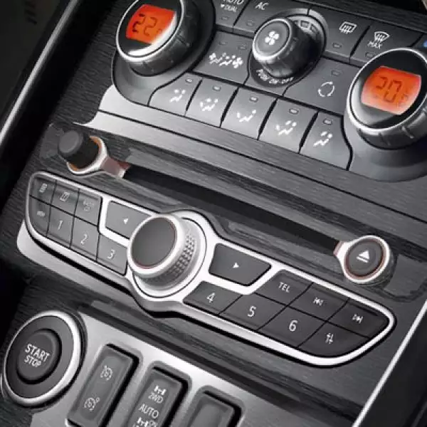 En el interior encontramos que el tablero fue ligeramente rediseñado, al igual que el cluster de instrumentos.