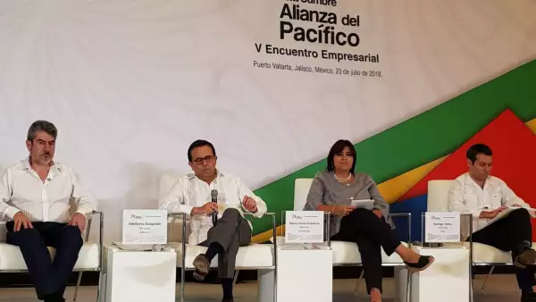 Ildefonso Guajardo (centro)